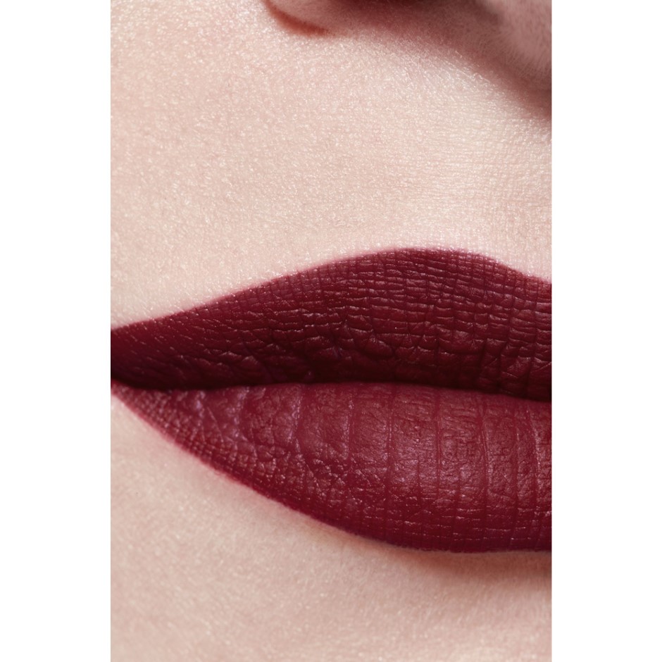 LA BARRA DE LABIOS ATERCIOPELADA LUMINOSA